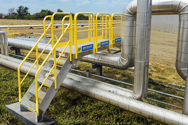 crossover bridge gives access over pipes