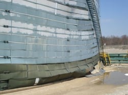 Horizontal insulation panels complete failure of a storage tank insulation system