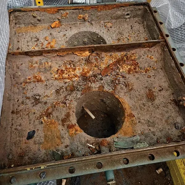 corroded end cap with severe rust