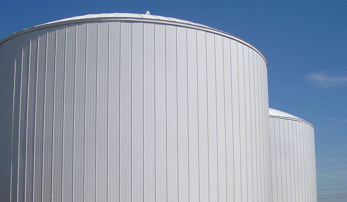 Large storage tanks with vertical panel insulation system