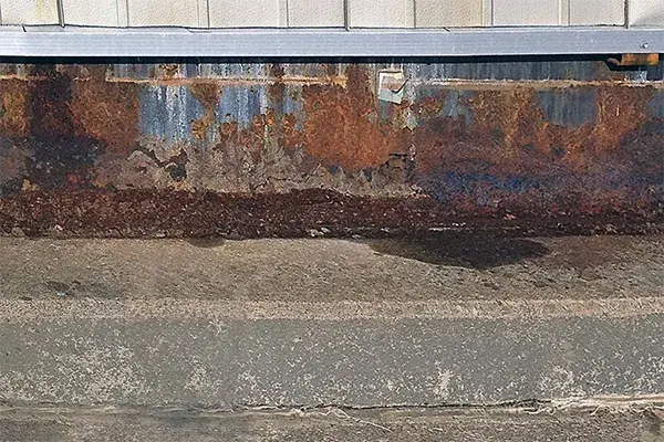 tank base corrosion under insulation damage near tank foundation